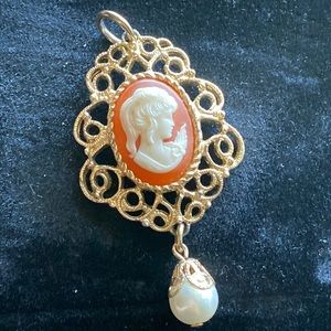 5/$25 Sarah Coventry gold tone faux cameo and faux pearl pendant